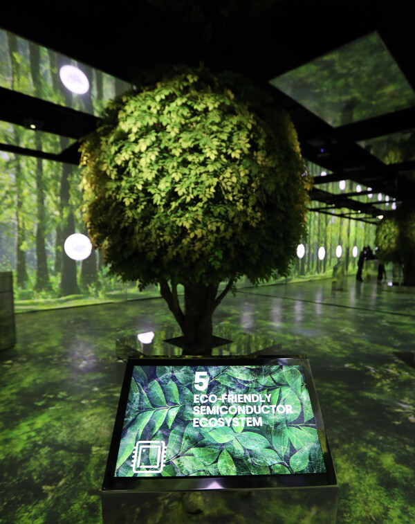 SK그룹이 충주 인등산 SK수펙스센터에 개관한 그린 포레스트 파빌리온 내부에 지속가능한 성장을 상징하는 생명의 나무가 서 있다. /사진=SK제공