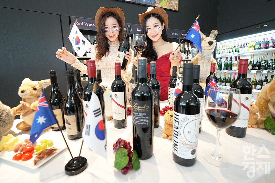 모델들이 28일 오후 서울 강남구 세븐일레븐 와인스튜디오에서 '호주 쉬라즈 와인 몰아 마시기' 기획전을 홍보하고 있다. /김근현 기자 khkim@sporbiz.co.kr