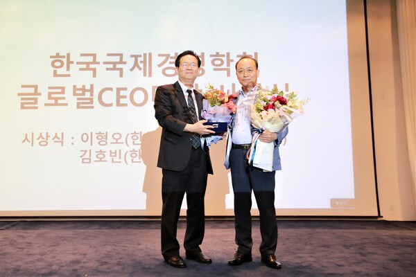 이영조 기획관리본부장(오른쪽)이 이형오 한국국제경영학회 회장(왼쪽)/사진=한국중부발전 제공
