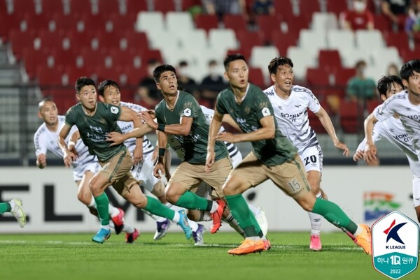 K리그1 하위권 팀들에게는 7, 8월 일정이 기회가 될 수 있다. 6월 21일 김천 상무와 성남FC의 경기에서 양 팀 선수들이 경합을 준비하고 있다. /한국프로축구연맹 제공