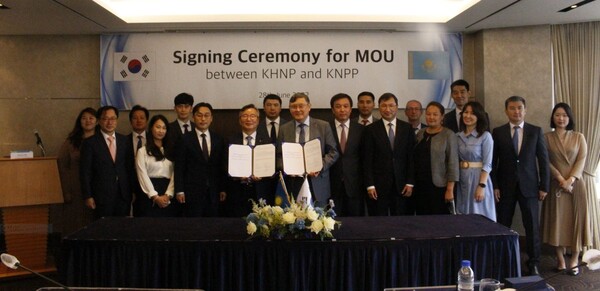 한수원이 카자흐스탄 KNPP와 원전사업 협력 MOU를 체결했다(협약서 들고 있는 왼쪽 인물 남요식 한수원 성장사업본부장, 오른쪽 인물 잔티킨 타무르 KNPP CEO)./한국수력원자력