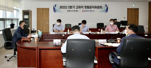 동서발전 본사에서 열린 '2022년 제2차 고위직 청렴윤리 위원회'에서 김상철 동서발전 상임감사위원(왼쪽 첫번째)이 본사 처·실장들과 위원회를 진행하고 있다./한국동서발전
