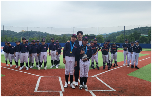 여주협회장배 야구대회 우승을 차지한 희망대초등학교 야구부 선수들이 수상 트로피를 들고 기념 사진을 촬영하고 있다. /희망대초등학교 야구부 제공