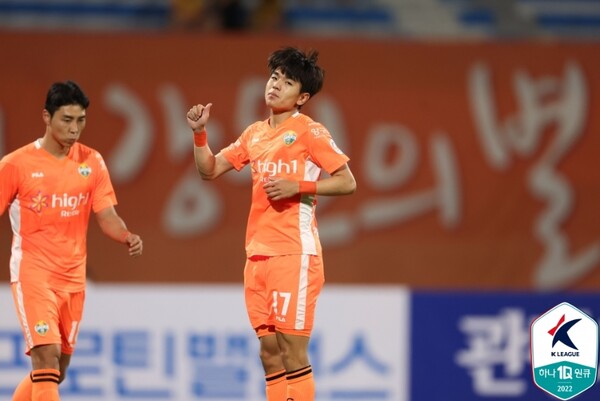 강원FC의 '에이스' 김대원(오른쪽)은 1997년생 선수들 중 가장 빛나고 있다. /한국프로축구연맹 제공