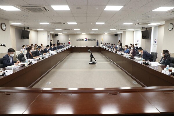 중소벤처기업부가 지난 5월 31일 중기부 대회의실에서 ‘중소기업 정책심의회(이하 정책심의회)’를 개최한 모습. / 중소벤처기업부 제공