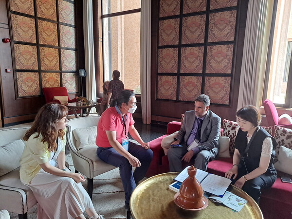 유네스코 세계성인교육회의에 대표단으로 참석한 수원시 관계자들이 압드사마하만무드 모로코 국무총리실 산하 문맹퇴치센터장(오른쪽 두 번째)을 만나 업무협약을 제안하고 있다./ 수원시 제공