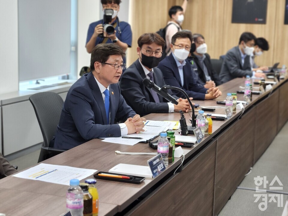 박보균 문체부 장관(가운데)이 지난 1일 게임업계 대표들과 만나 간담회에 나섰다. 사진=김재훈 기자