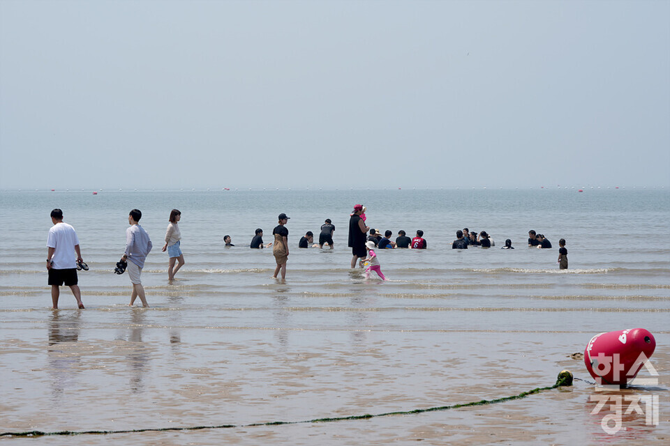 무더위가 지속되는 5일 오후 인천 중구 을왕리해수욕장에서 시민들이 해수욕을 하고 있다. /김근현 기자 khkim@sporbiz.co.kr