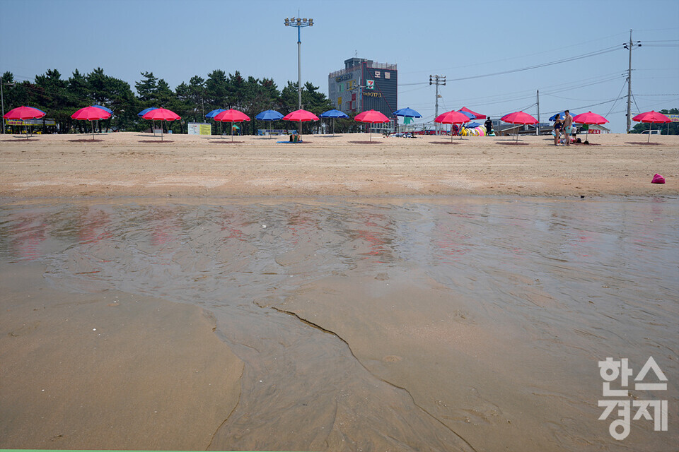 무더위가 지속되는 5일 오후 인천 중구 을왕리해수욕장에 파라솔이 설치돼 있다. /김근현 기자 khkim@sporbiz.co.kr