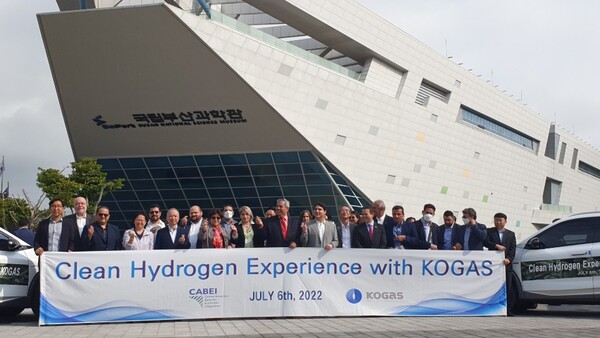 한국가스공사는 6일 중미경제통합은행(CABEI) 총재 단테 모시(Dante Mossi)를 포함한 약 40명의 방한단과 수소의 친환경성 및 가스공사의 수소사업 추진 현황을 홍보하는 'Clean Hydrogen Experience with KOGAS' 행사를 개최한 모습. / 한국가스공사 제공 