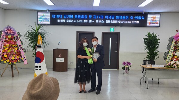 이임하는 김기용 봉담읍장은 지역민들과 직원들로부터 아쉬움의 꽃다발을 선사받았다./김두일 기자