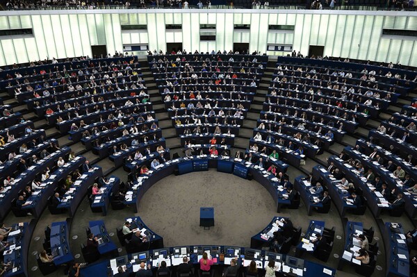 6일(현지시간) 프랑스 스트라스부르의 유럽 의회에서 투표가 진행되고 있다. / EPA 연합뉴스