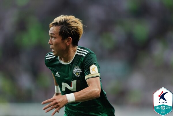 쿠니모토 다카히로는 K리그 공식 경기를 포함한 관련 활동을 60일 동안 할 수 없다. 6일 FC서울과 경기에서 쿠니모토의 모습. /한국프로축구연맹 제공
