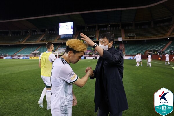 김상식(왼쪽) 전북 현대 감독이 쿠니모토의 머리를 스다듬고 있다. /한국프로축구연맹 제공