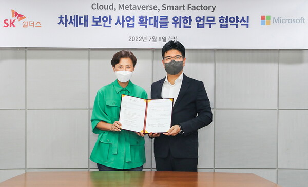이지은 한국마이크로소프트 대표(왼)와 박진효 SK쉴더스 대표. 사진=한국마이크로소프트