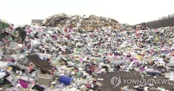 쌓여있는 플라스틱 폐기물/연합뉴스