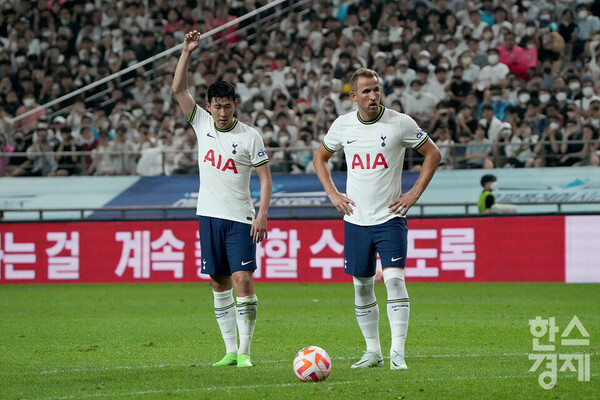 13일 서울월드컵경기장에서 열린 쿠팡플레이 시리즈 1차전 팀 K리그와 토트넘 홋스퍼 경기. 손흥민(왼쪽)과 해리 케인이 프리킥 준비를 하고 있다. /김근현 기자