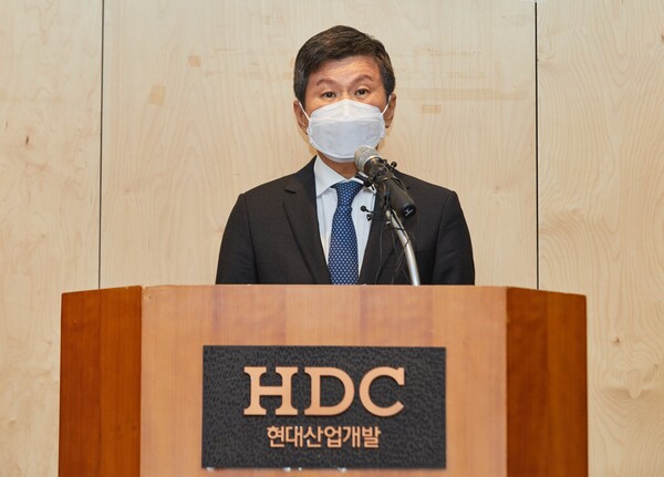 정몽규 HDC그룹 회장이 17일 열린 대국민 사과에서 광주 화정아이파크 붕괴사고에 대해 사과하고 있다. / HDC현대산업개발 제공