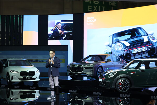BMW i7 등 신차들이 소개되고 있다. /사진=김정우 기자
