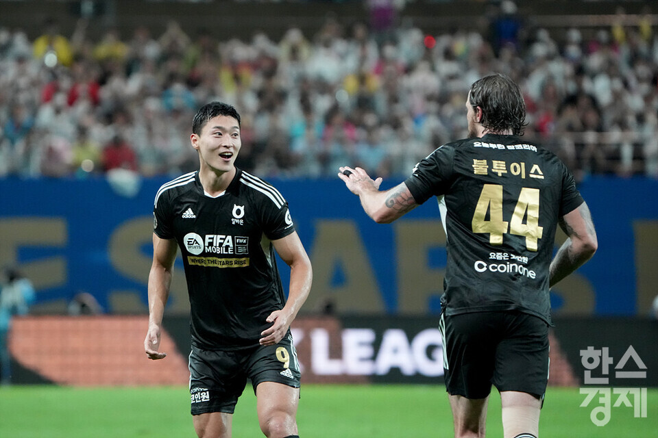 13일 오후 서울 마포구 서울월드컵경기장에서 열린 쿠팡플레이시리즈 1차전 팀 K리그와 토트넘 홋스퍼 경기. 조규성(왼쪽)이 동점골을 넣고 기뻐하고 있다. /김근현 기자 khkim@sporbiz.co.kr