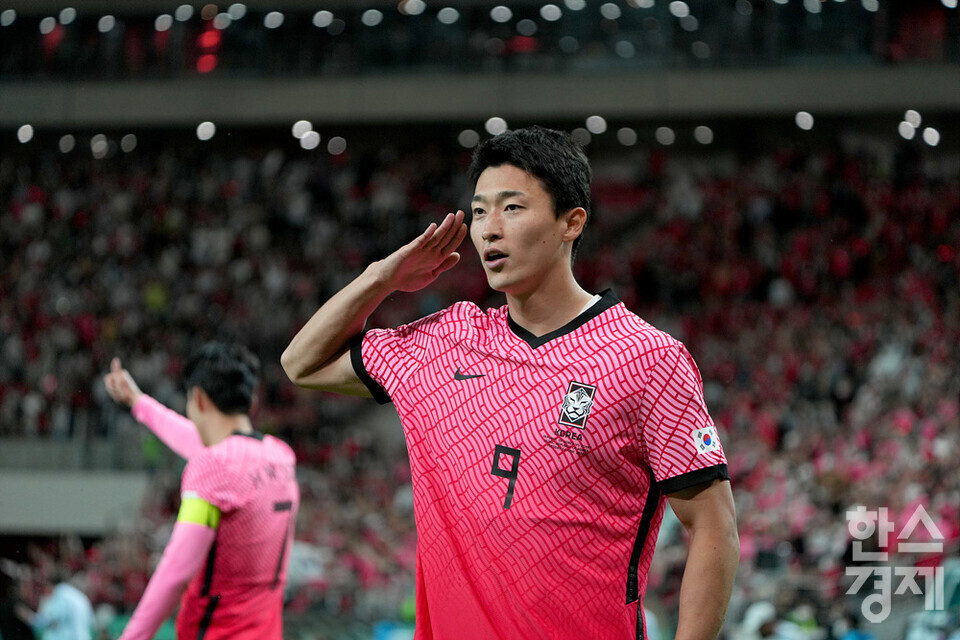 14일 오후 서울 마포구 서울월드컵경기장에서 열린 하나은행 초청 축구 국가대표팀 평가전 대한민국과 이집트 경기. 조규성이 거수경례를 하고 있다. /서울월드컵경기장=김근현 기자