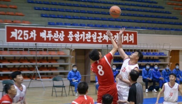 북한은 4점슛을 규정에 도입해 시행하고 있다. 2월 4일 북한의 광명성절을 맞아 제25차 중앙기관일꾼 체육경기대회가 열리고 있다. /연합뉴스