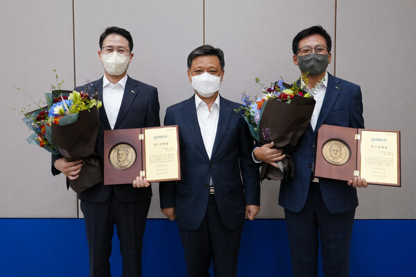 김학동 포스코 대표이사 부회장(가운데)이 포항제철소 후판부 이영춘 과장(왼쪽), 광양제철소 화성부 김제성 차장에게 포스코 명장 임명패를 수여했다. / 포스코 제공