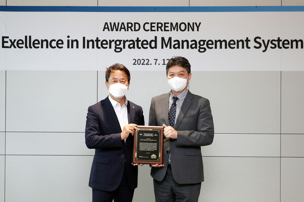  대우건설이 통합경영시스템 인증 우수기업 Award를 수상했다. /대우건설 제공.