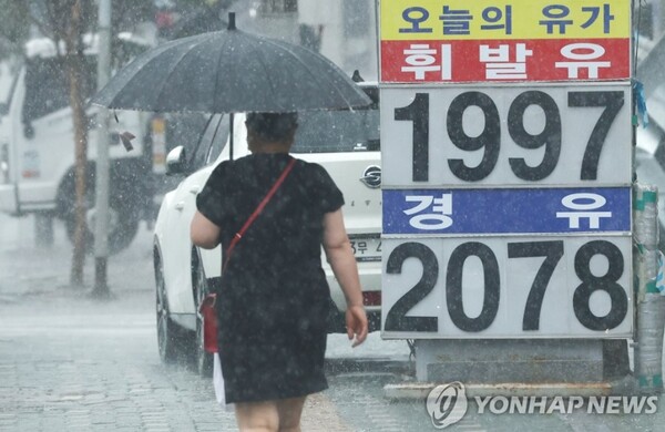 국내 휘발유 가격, 이달에만 100원 가까이 떨어져/연합뉴스