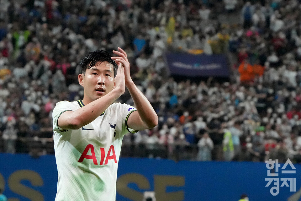 13일 오후 서울 마포구 서울월드컵경기장에서 열린 쿠팡플레이시리즈 1차전 팀 K리그와 토트넘 홋스퍼 경기. 경기를 마친 손흥민이 관중에게 인사를 하고 있다. /김근현 기자 khkim@sporbiz.co.kr