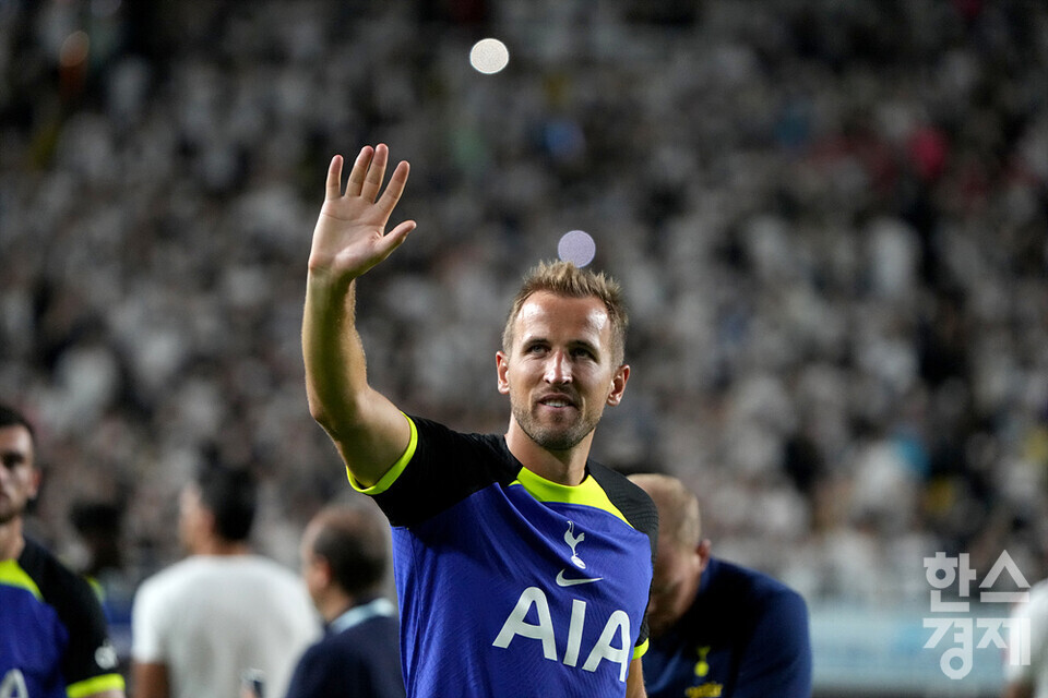 16일 오후 경기 수원 팔달구 수원월드컵경기장에서 열린 쿠팡플레이시리즈 2차전 토트넘 홋스퍼와 세비야 FC 경기. 해리 케인이 관중에게 인사를 하고 있다. /김근현 기자 khkim@sporbiz.co.kr