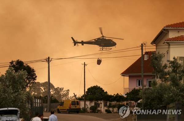 포르투갈 산불 진화 시도하는 소방헬기 / 연합뉴스