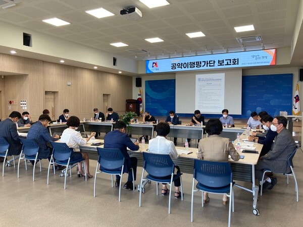 안성시는 지난 15일 시청 4층 대회의실에서 공약이행평가단 위원과 간부 공무원 등 40명이 참석한 가운데 민선8기 공약사업 실천계획 보고회를 개최했다./ 안성시 제공