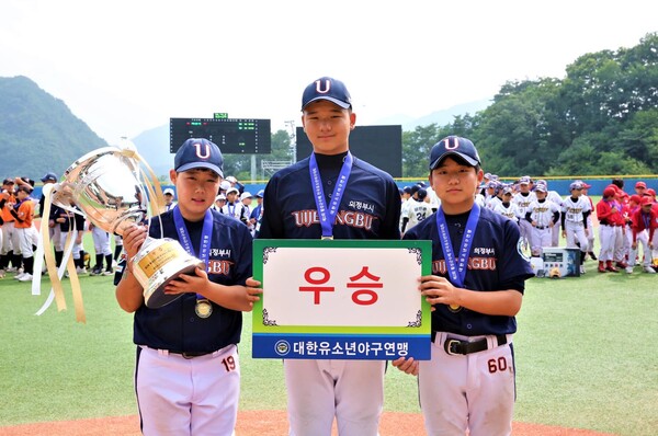 경기 의정부시 유소년야구단 조남기(가운데) 감독과 선수들의 모습. /대한유소년야구연맹 제공