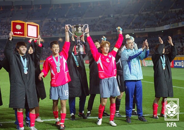 2003년 제1회 동아시안컵 때 한국 축구 대표팀이 우승한 모습. /KFA 제공