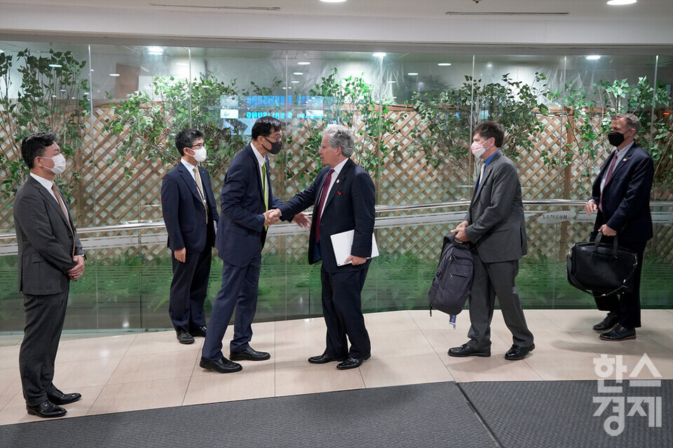 이창용(왼쪽 세번째) 한국은행 총재가 19일 오후 서울 중구 한국은행에서 재닛 옐런 미국 재무부 장관 일행을 영접하고 있다. /김근현 기자 khkim@sporbiz.co.kr