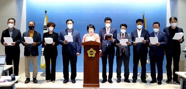 이성호(용인9), 이영희(용인1), 정경자(비례), 고준호(파주1), 지미연 수석대변인(용인6), 김민호(양주2), 김재훈(안양4), 정하용(용인5), 안계일(성남7), 강웅철(용인8)./ 경기도의회 제공