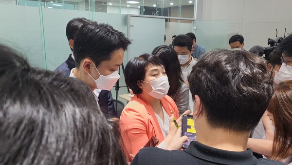 브리핑을 마친 뒤 기자들의 질의에 답변하고 있는 지미연 국민의힘 수석대변인./김두일 기자