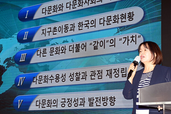 이경윤 강사가 다문화 인식 개선 교육을 진행하고 있다./ 수원시 제공