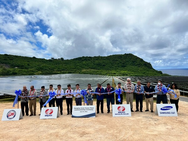 괌 망길라오 태양광 준공식에서 관계자들이 테이프커팅을 하고 있다./한국전력