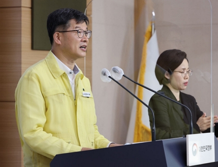 이기일 보건복지부 2차관이 20일 서울 종로구 정부서울청사에서 열린 코로나19 중앙재난안전대책본부 회의에서 모두발언을 하고 있다./제공=연합뉴스