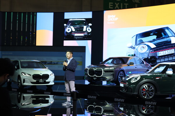 2022 부산국제모터쇼에서 BMW 7시리즈 등이 소개되고 있다. /사진=김정우 기자