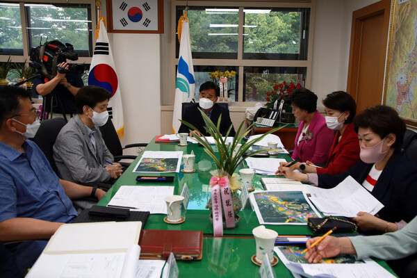 과천시 환경사업소 압자 관련 민관대책위원들이 회의를 하고 있다./ 과천시 제공