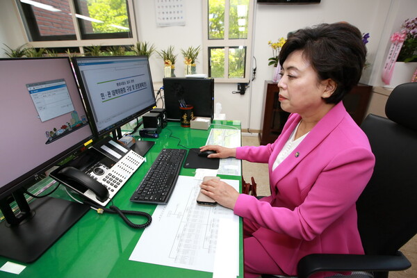 신계용 과천시장이 지난 1일 환경사업소 입지 관련 민관대책위원회 구성 및 운영방안을 결재했다./ 과천시 제공