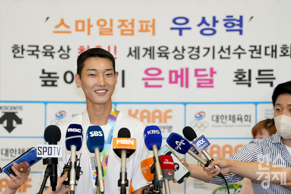 한국 육상 첫 세계선수권 은메달을 획득한 남자 높이뛰기 우상혁이 21일 오후 인천국제공항 제2여객터미널을 통해 귀국하며 소감을 말하고 있다. /김근현 기자