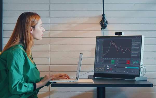 LG전자, 신개념 이동형 모니터 'LG 리베로' 출시. /사진=LG전자