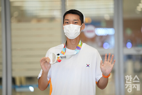 한국 육상 첫 세계선수권 은메달을 획득한 남자 높이뛰기 우상혁이 21일 오후 인천국제공항 제2여객터미널을 통해 귀국하며 은메달을 흔들어 보이고 있다. /김근현 기자