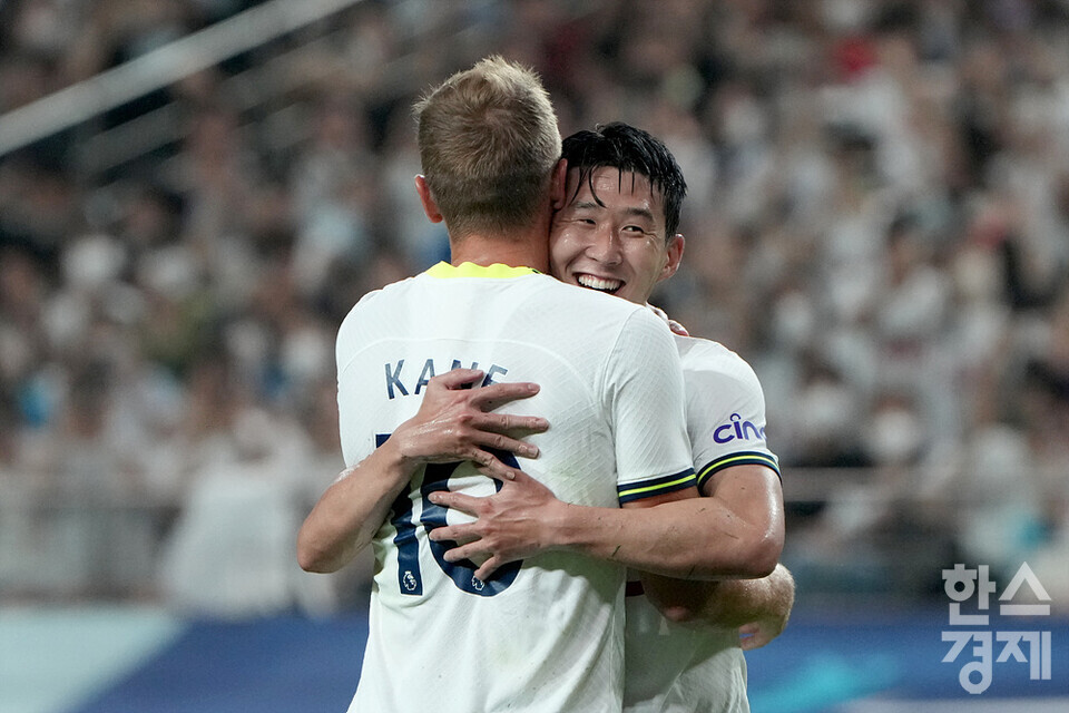 13일 오후 서울 마포구 서울월드컵경기장에서 열린 쿠팡플레이시리즈 1차전 팀 K리그와 토트넘 홋스퍼 경기. 골을 넣은 손흥민이 해리 케인과 기쁨을 나누고 있다. /김근현 기자 khkim@sporbiz.co.kr