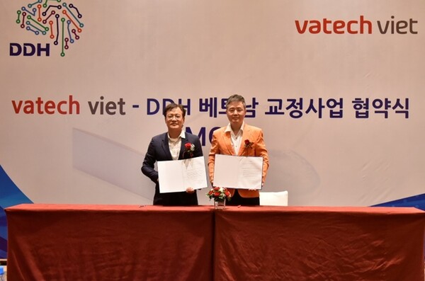 디디에이치 허수복대표(사진 오른쪽)가 서진원 바텍 베트남 법인장(사진 왼쪽)과 베트남 교정사업 협약식을 체결하고 있다. / 디디에이치 제공