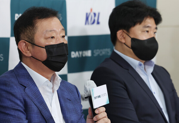 허재 데이원 대표(왼쪽)와 김승기 감독은 첫 시즌 모토를 '성장'으로 잡았다. /연합뉴스
